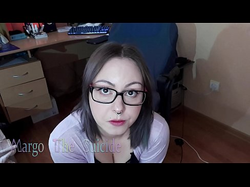 ❤️ 戴眼鏡的性感女孩在鏡頭前深吸假陽具 ❤️❌ 只是色情 在我們
